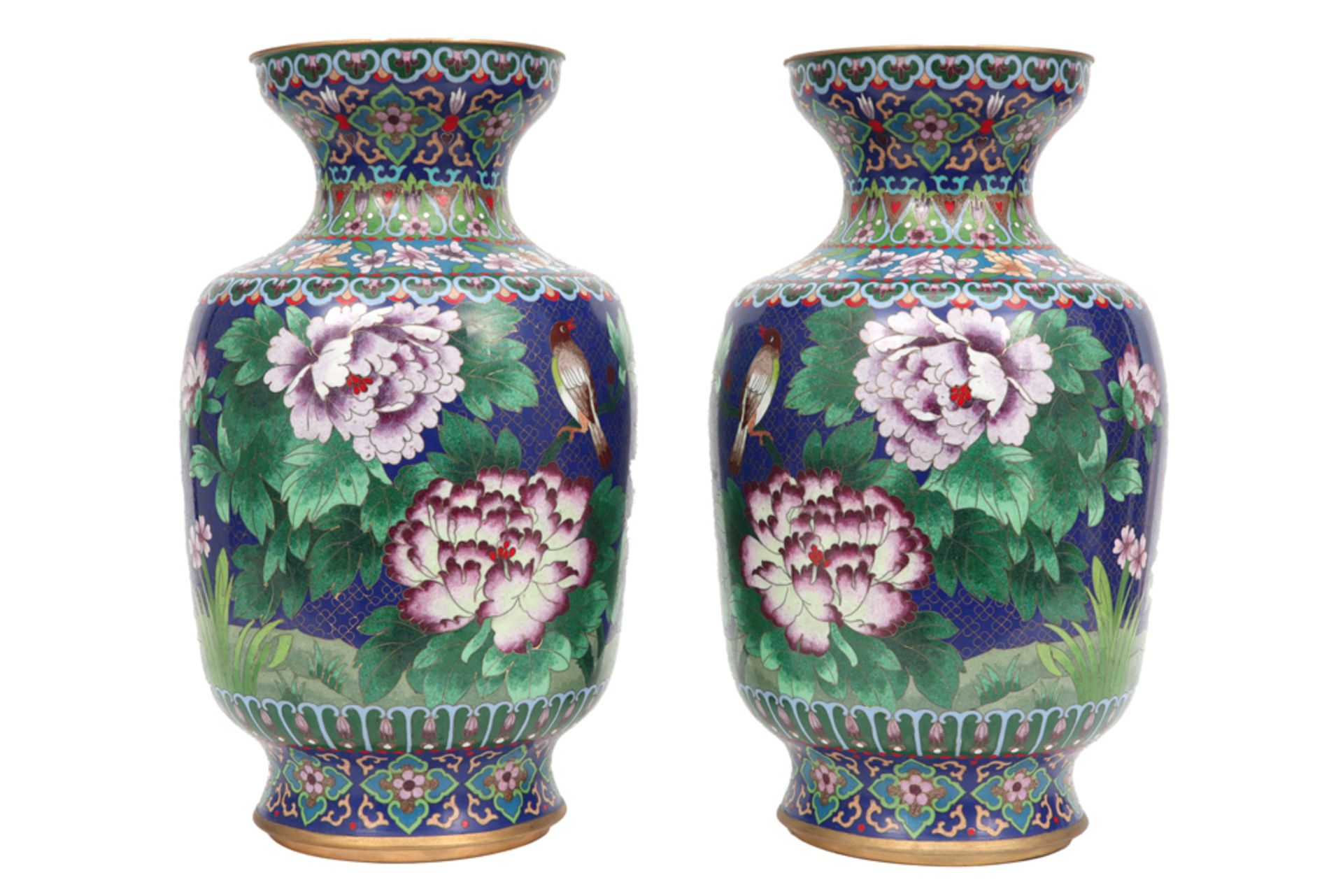 pair of Chinese cloisonné vintage vases || Paar Chinese vintage vazen in cloisonné met