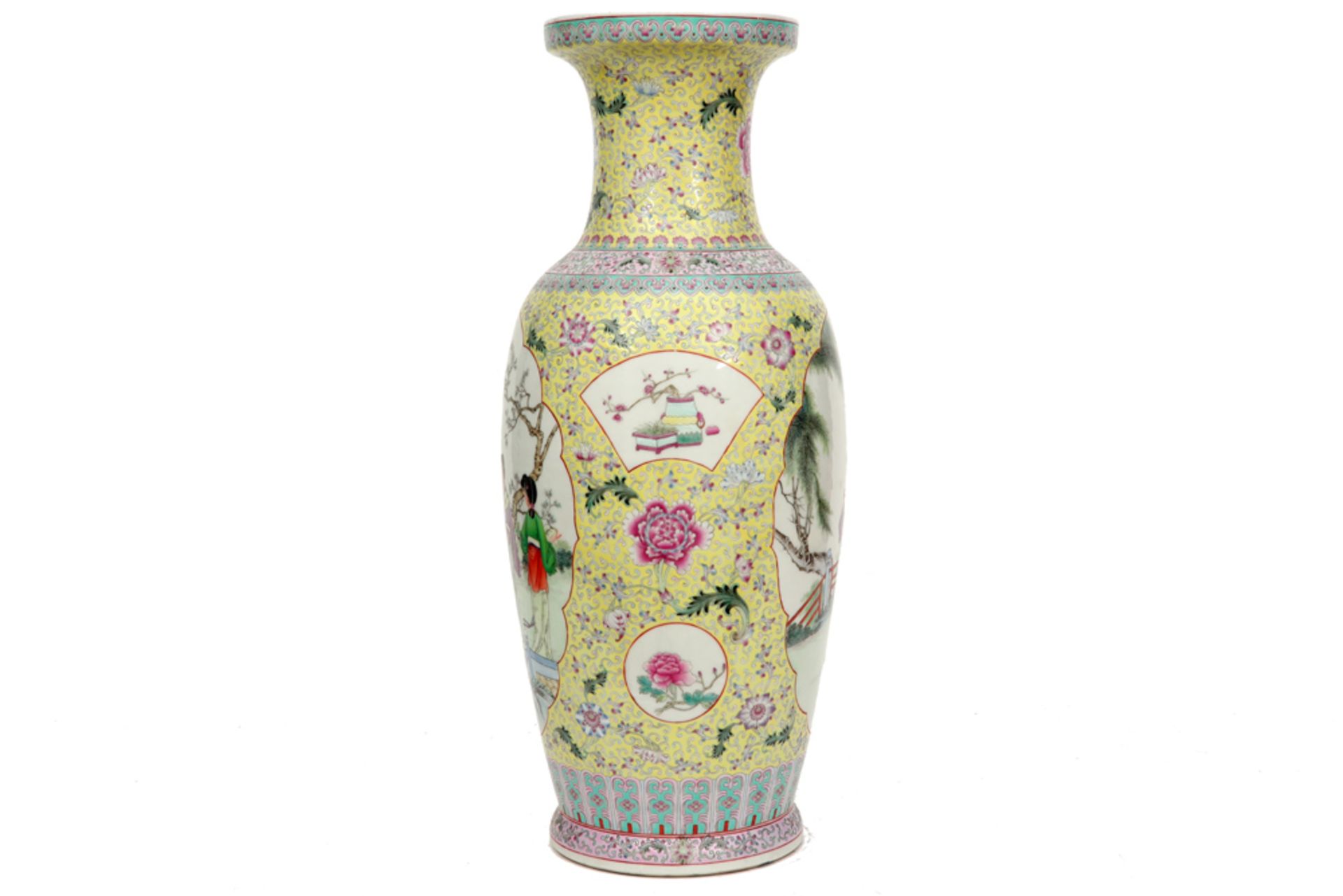 Chinese vase in marked porcelain with a polychrome decor with ladies in a garden || Chinese vaas - Image 2 of 7