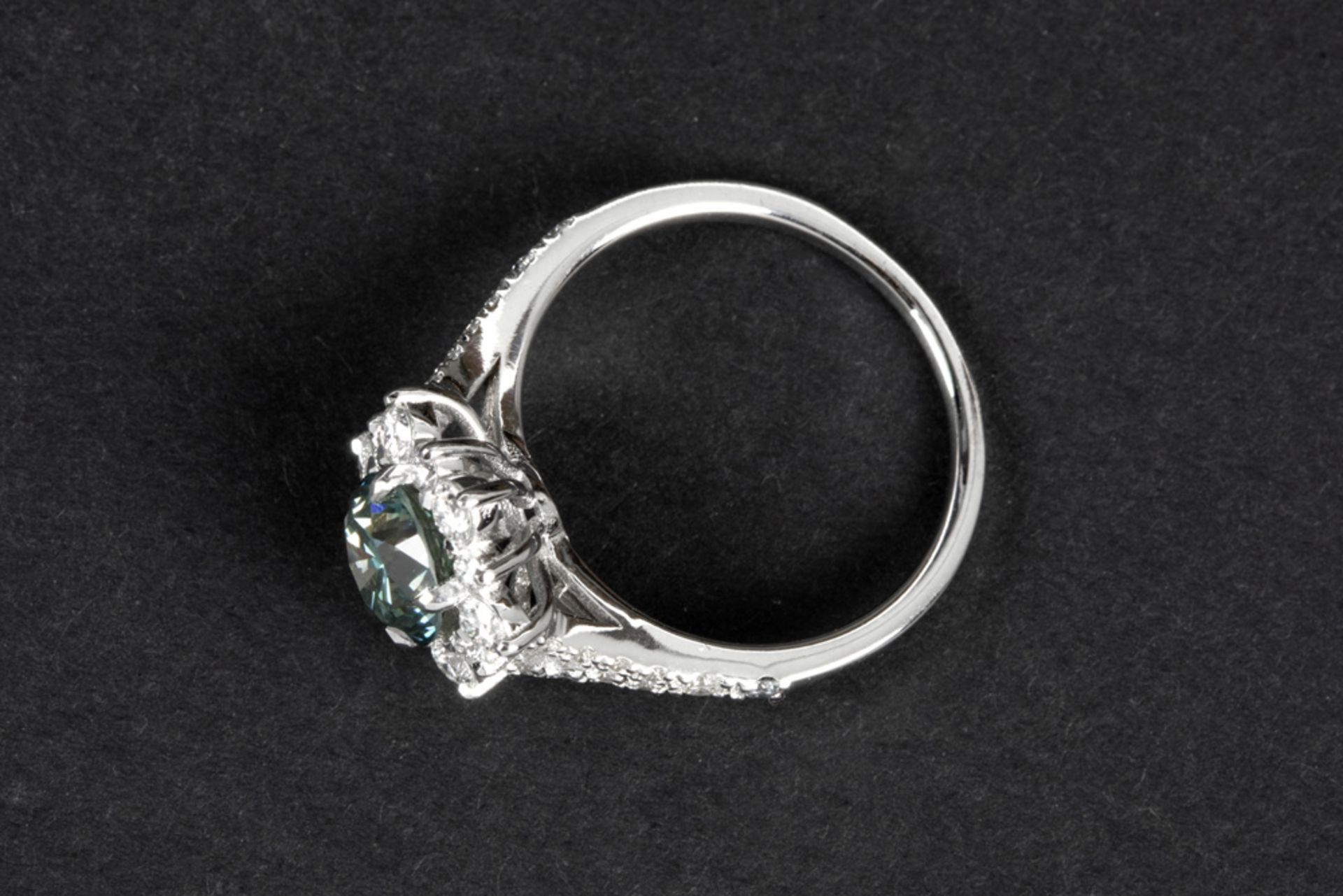 ring in white gold (18 carat) with a fancy blue/greenish brilliant cut CVD diamond of ca 1,50 - Bild 2 aus 2