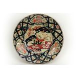 big round 18th Cent. Japanese Arita dish in porcelain with a decor with cranes || Grote ronde