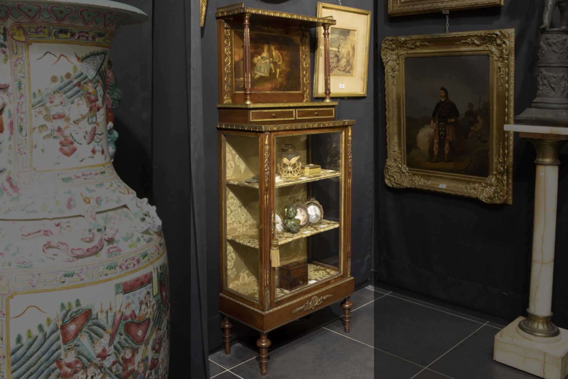 small neoclassical display cabinet with a door with "vernis Martin" (lacquer) panel || Mooi