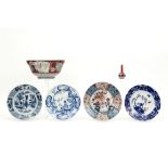 four plates and a bowl in antique Japanese porcelain || Lot (5) antiek Japans porselein met vier