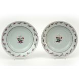 pair of 18th Cent. Chinese plates in porcelain with a 'Famille Rose' decor || Paar achttiende eeuwse