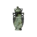 Chinese lidded vintage vase in Honan jade || Chinese gedekselde vintage vaas in Honan-jade -