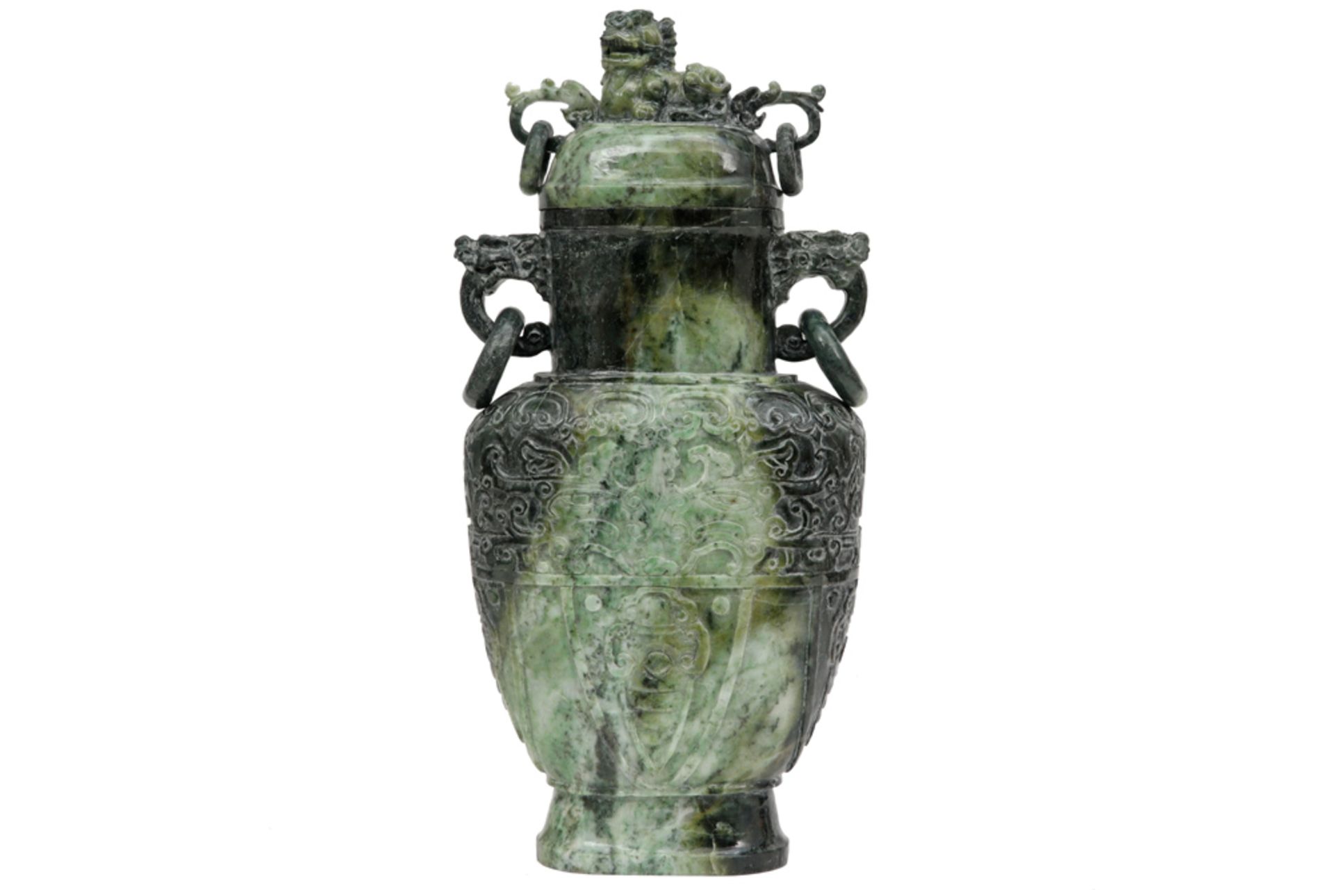 Chinese lidded vintage vase in Honan jade || Chinese gedekselde vintage vaas in Honan-jade -