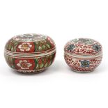 two Chinese lidded bowls in marked porcelain with a polychrome decor || Lot van twee Chinese