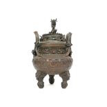 antique Chinese bronze incense burner with its lid with a dragon || Antieke Chinese brûle-parfum met