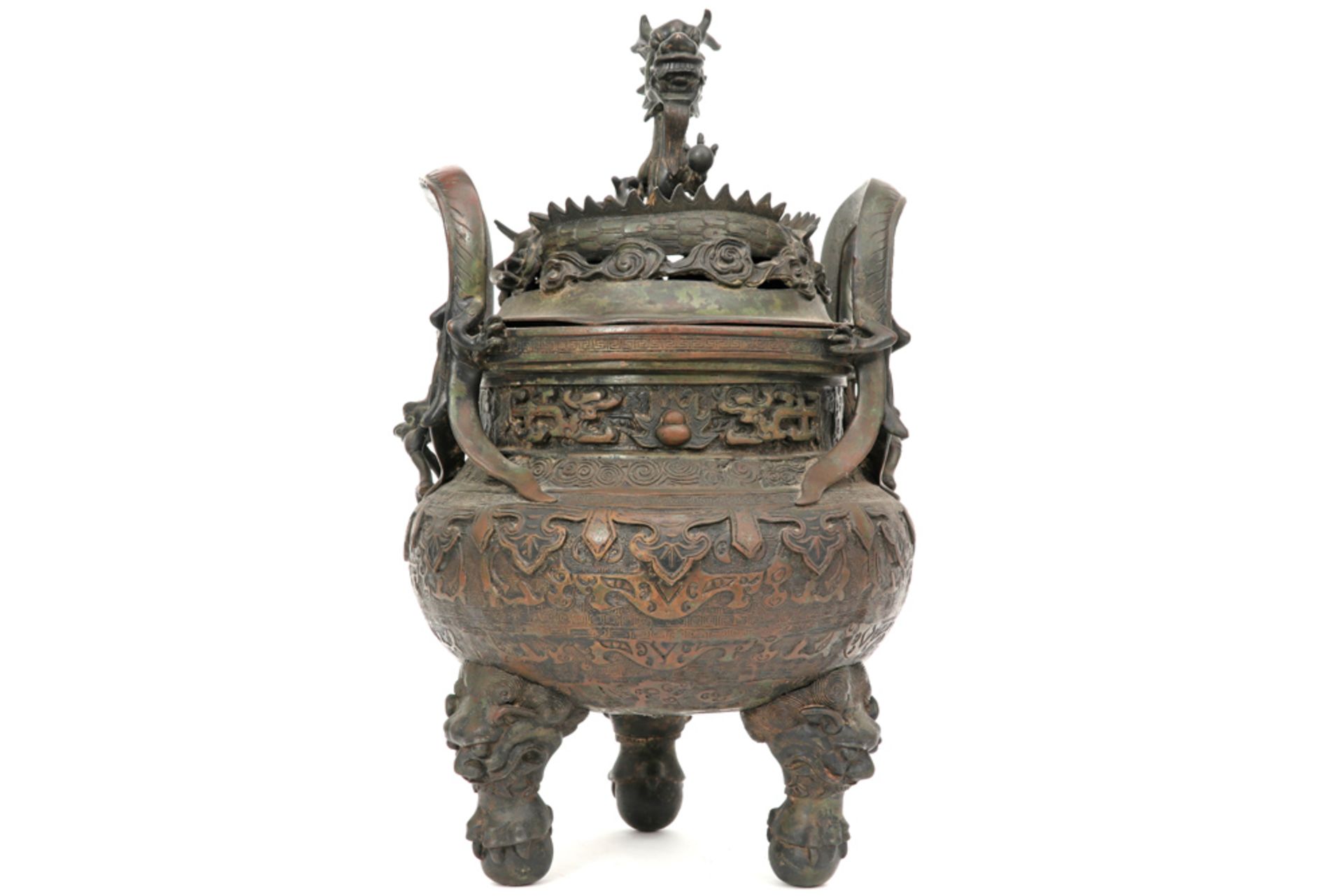 antique Chinese bronze incense burner with its lid with a dragon || Antieke Chinese brûle-parfum met