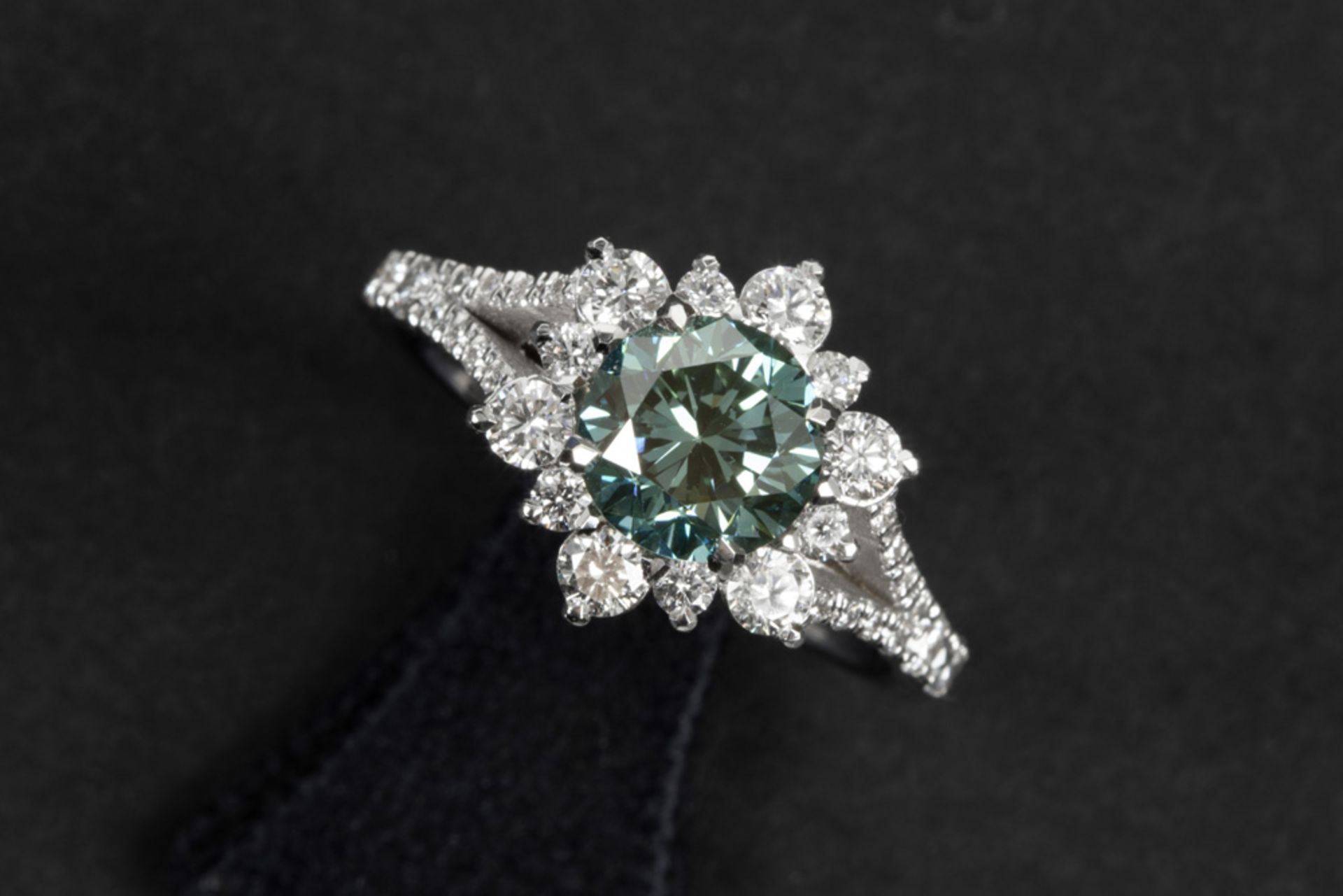 ring in white gold (18 carat) with a fancy blue/greenish brilliant cut CVD diamond of ca 1,50