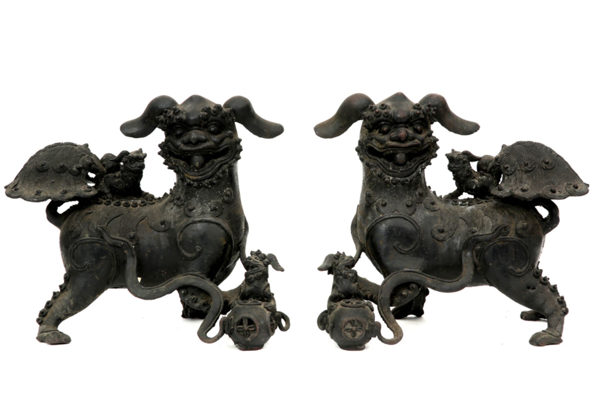 pair of antique Chinese bronze temple lions || Paar antieke Chinese tempelsculpturen in brons : "