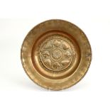 16th/17th Cent. brass baptism basin in brass with typcical embossed decor || Zestiende/