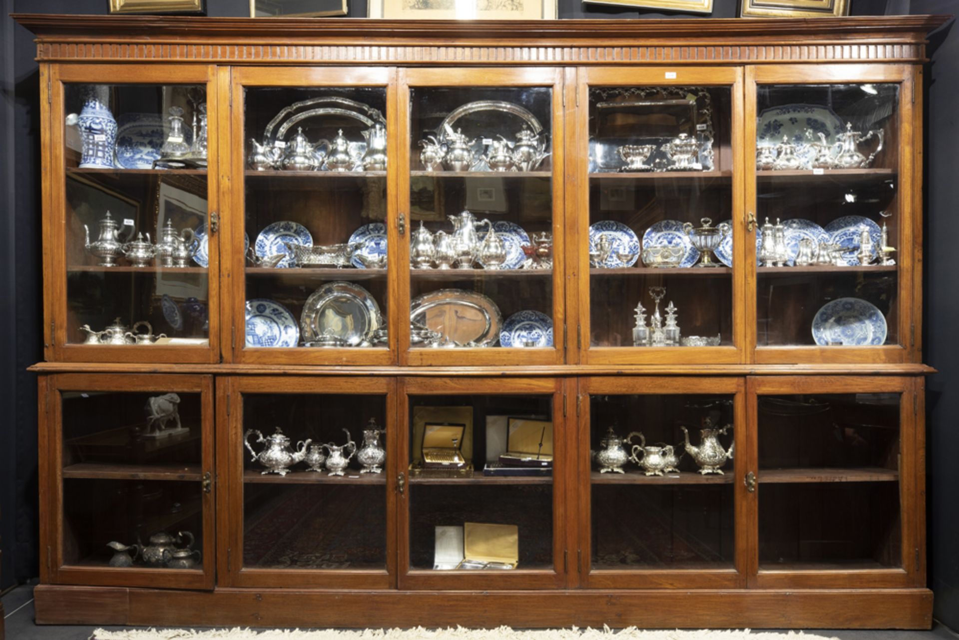 big antique English colonial library bookcase in an exotic wood type || Grote antieke Engels-