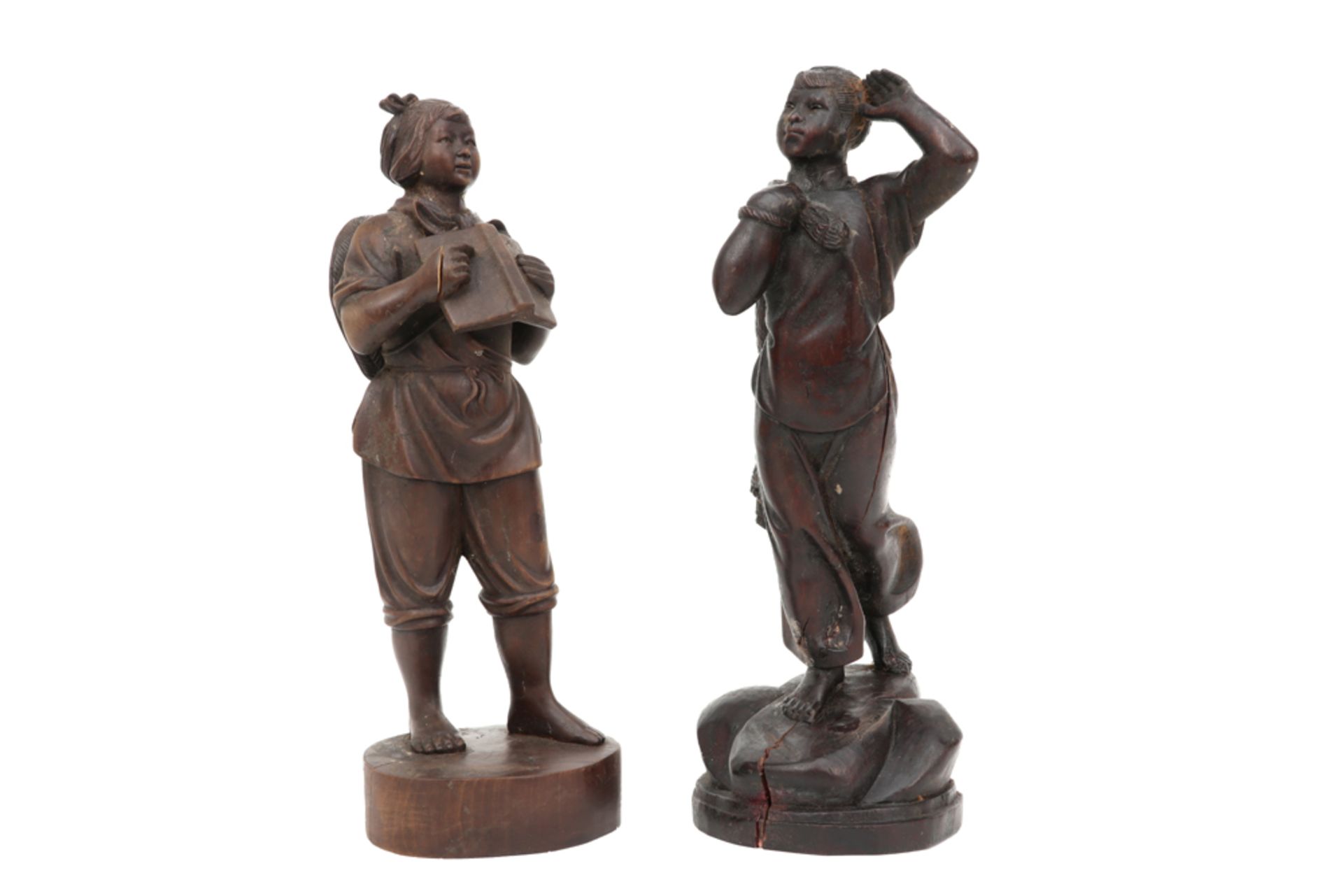 pair of Chinese Cultural Revolution period sculptures in wood || Paar Chinese houtsculpturen uit