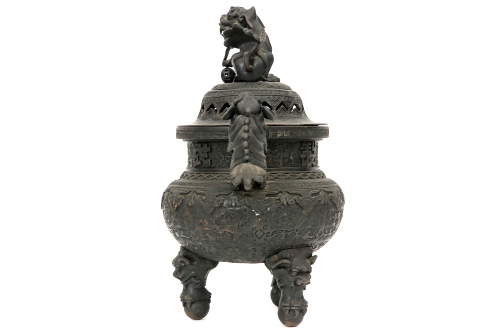 antique Chinese bronze incense burner with its lid with a temple lion || Antieke Chinese brûle- - Image 2 of 6