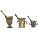 three antique brass mortars with their pestle || Lot van drie antieke (16° - 18° eeuw) vijzels met