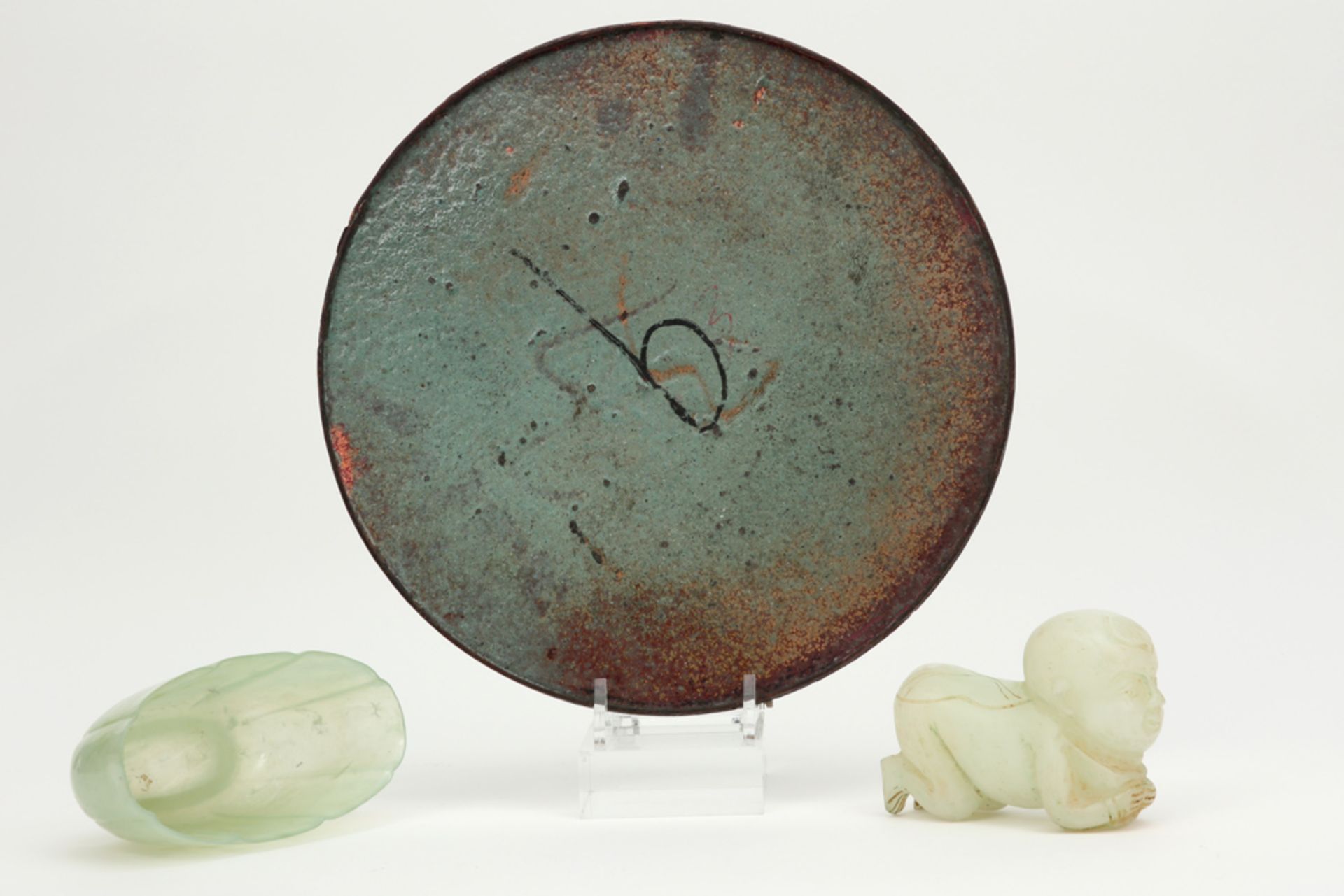 two Chinese jade pieces (bowl and baby figure) and a round cloisonné plate || Lot (3) met een kom en - Image 2 of 4