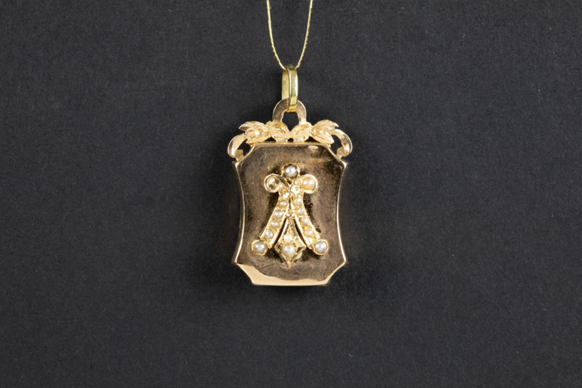 antique pendant in yellow gold (18 carat) with small baroque pearls || Antieke pendatief, een zgn