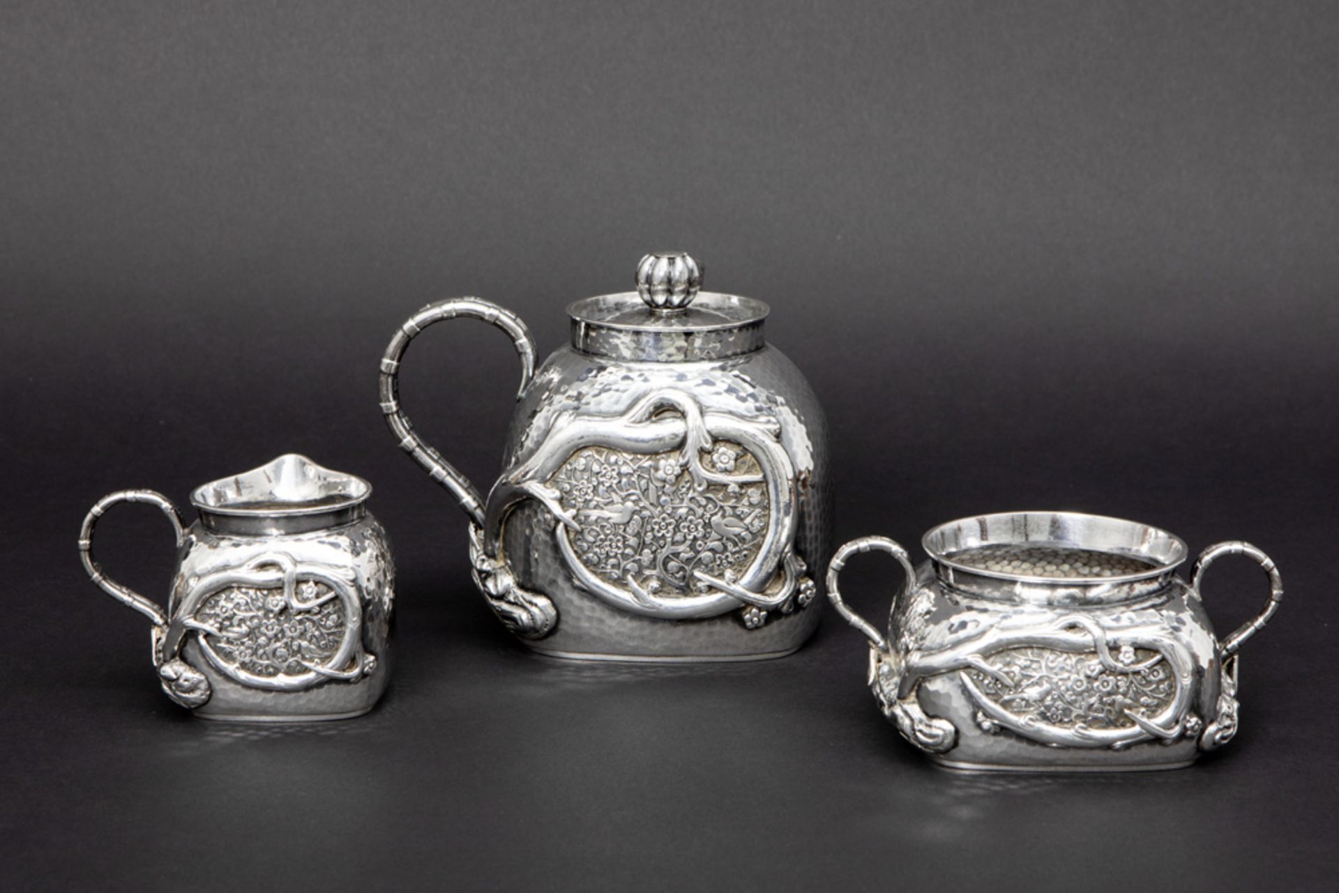 Chinese 3pc teaset in marked silver || Driedelig Chinees theestel in gemerkt massief zilver met - Image 2 of 5