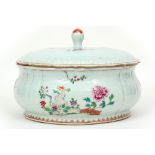 quite big 18th Cent. Chinese lidded tureen in porcelain with a 'Famille Rose'decor || Grote