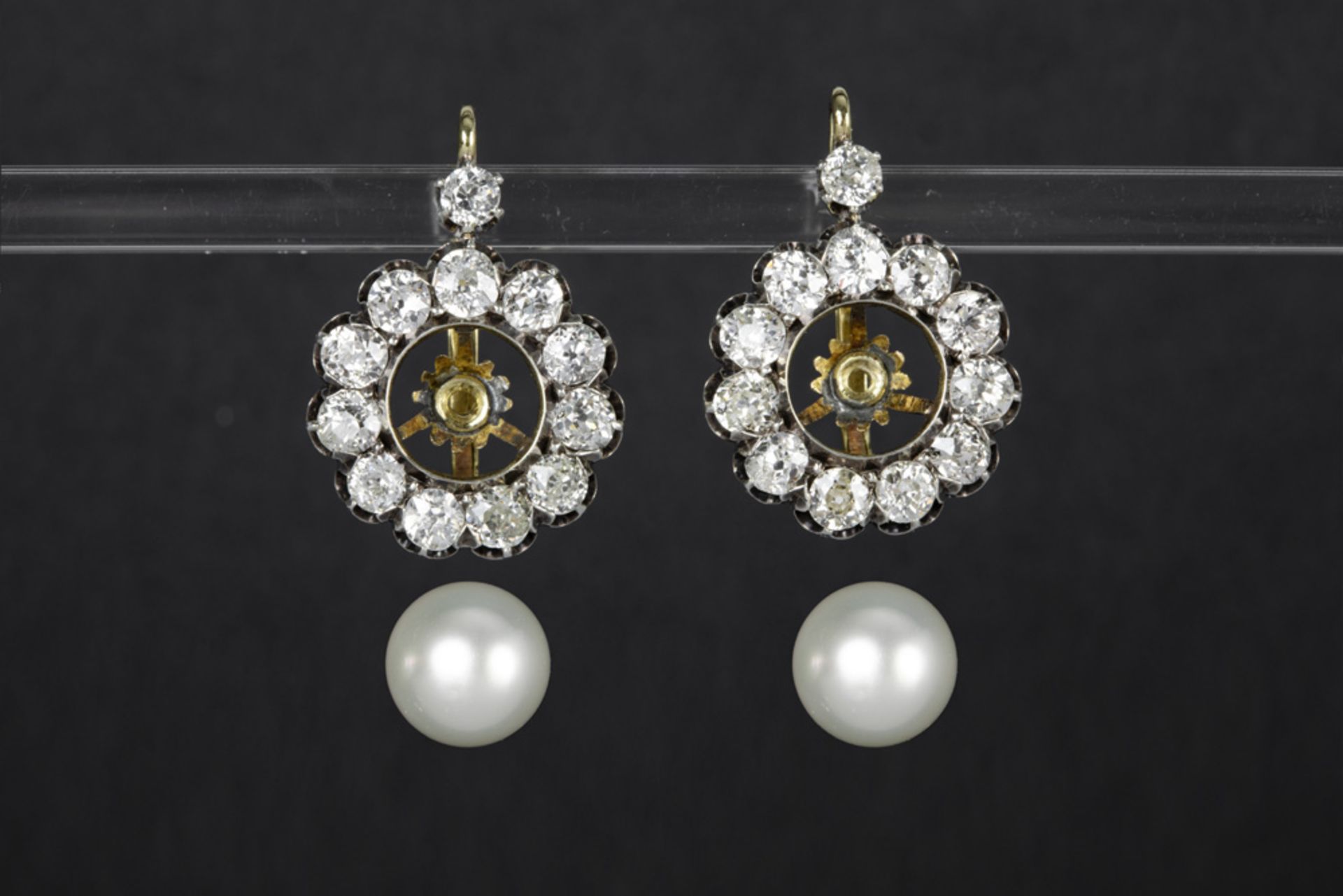 nice pair of 'antique' earrings in silver and yellow gold (18 carat) each with a white pearl - Bild 2 aus 3