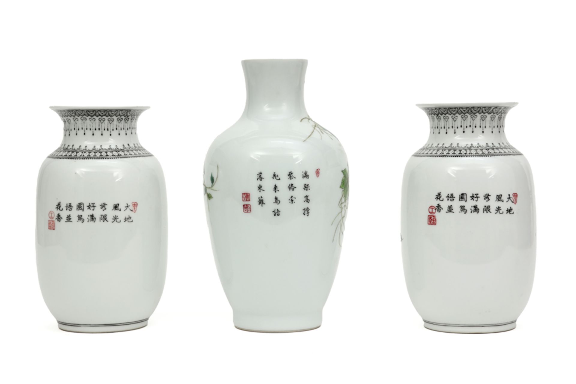 three marked Chinese Republic period porcelain vases with polychrome decor || Lot (3) gemerkt - Image 2 of 5