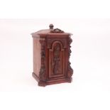 small antique one door tabernacle || Klein antiek tabernakeltje in gedecapeerd hout met ondermeer