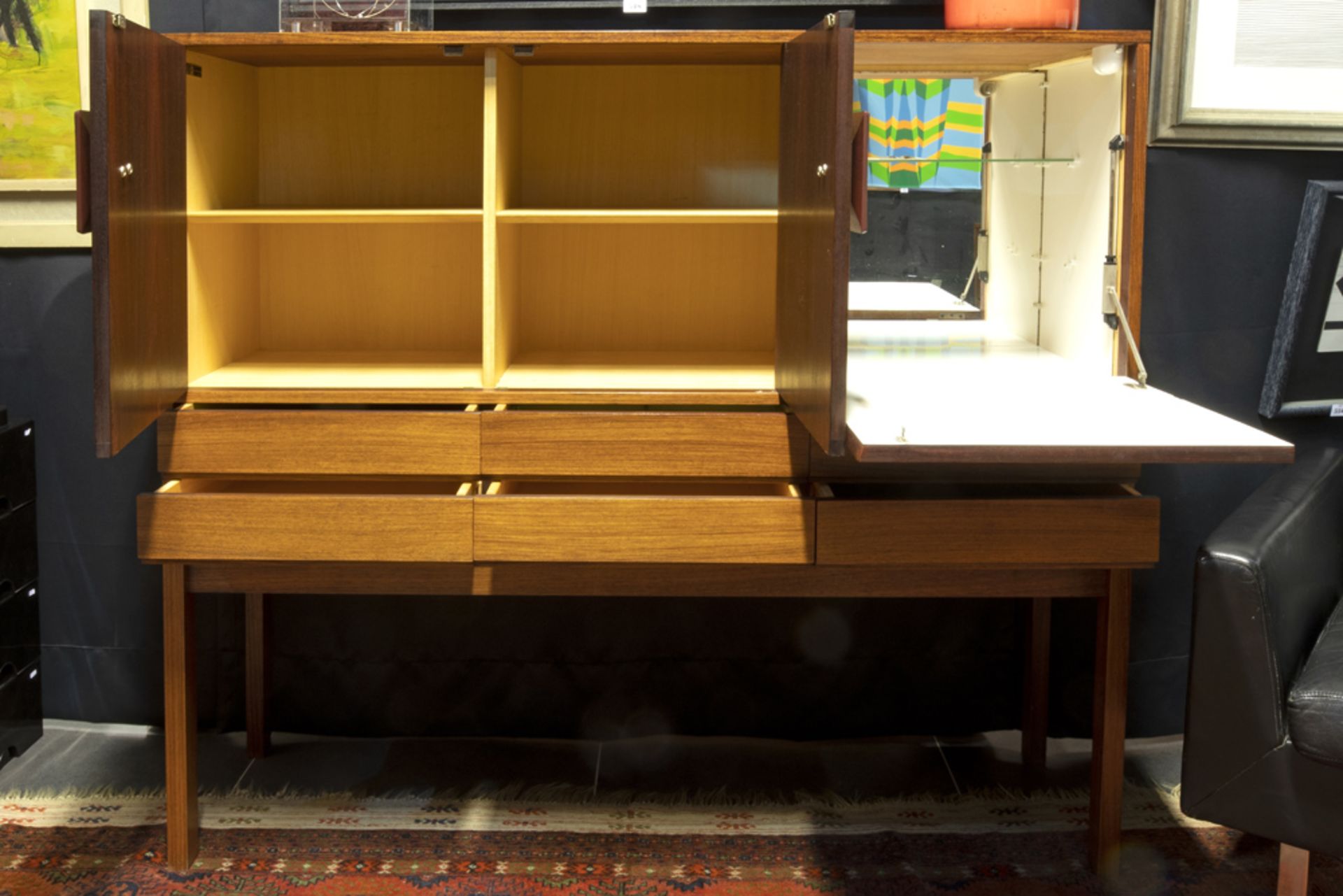 sixties' licquor cabinet in teak || Sixties' barmeubel in teak met zes laden, een valdeur en twee - Image 2 of 2