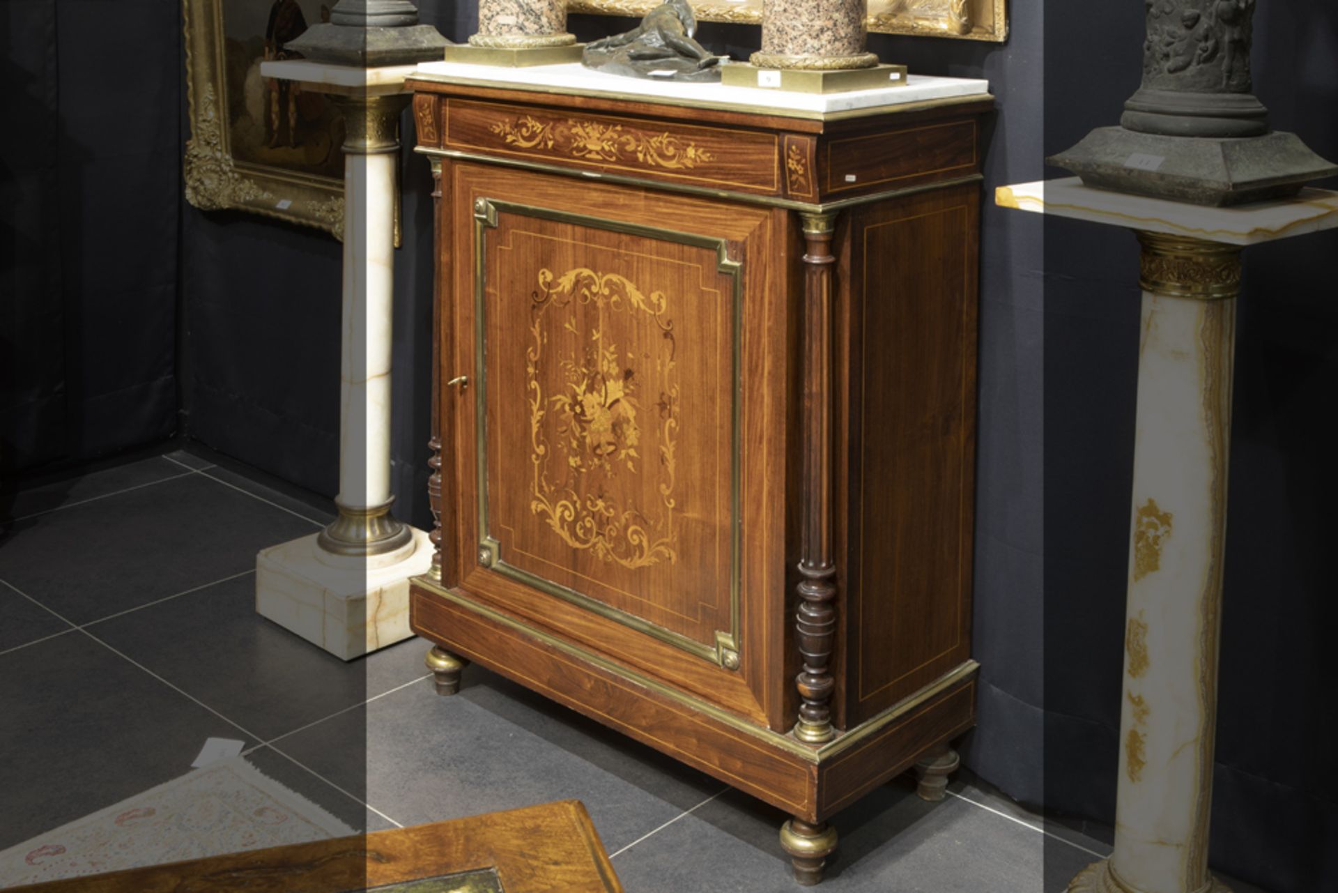 19th Cent. French neoclassical cabinet in marquetry with mountings in brass and bronze and its