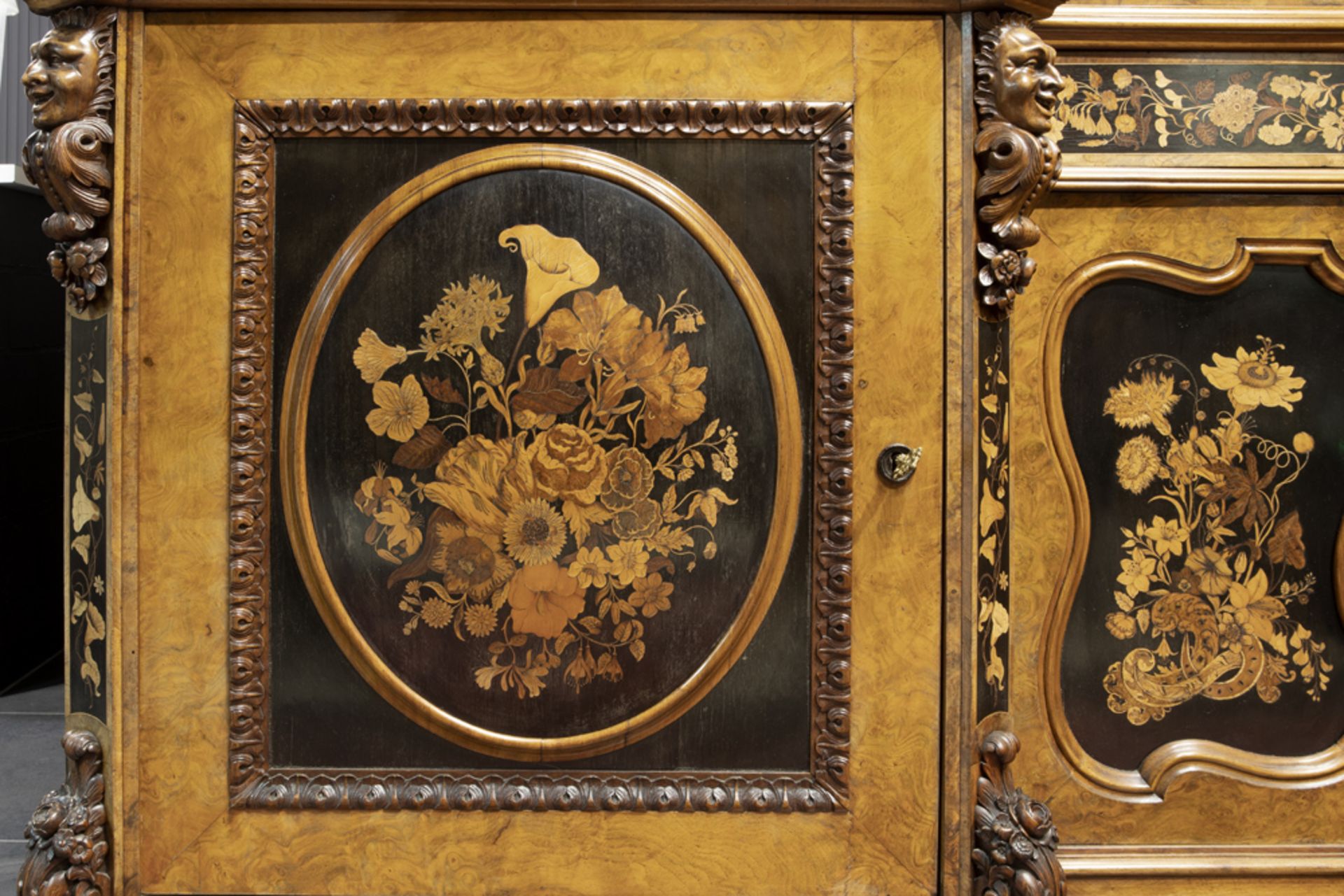 beautiful mid 19th Cent. Belgian dresser from Malines in walnut, burr of walnut and marquetry with - Image 3 of 10