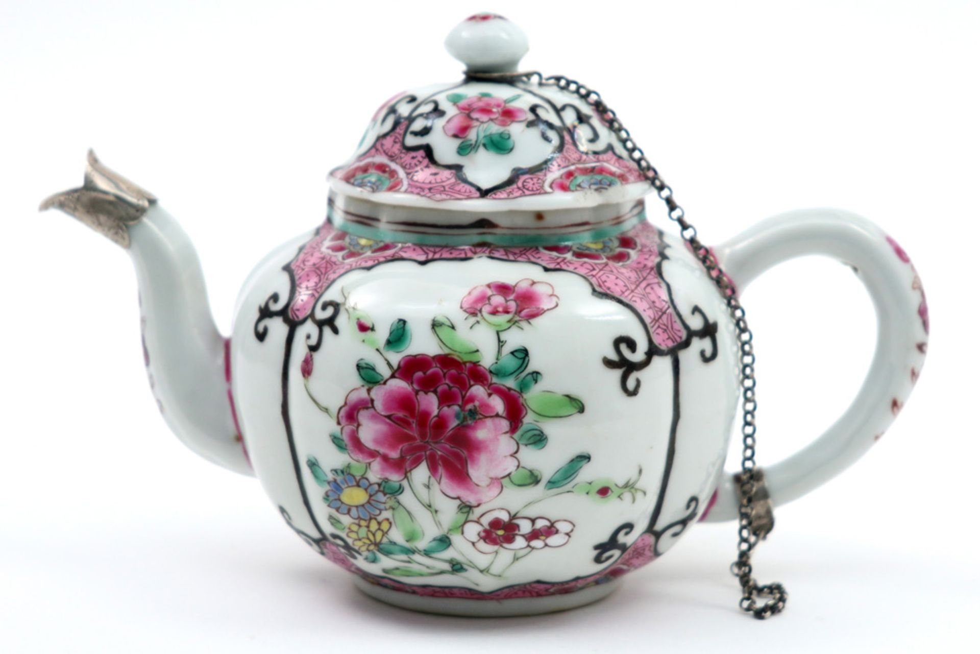 18th Cent. Chinese tea pot in porcelain with 'Famille Rose' flower decor || Achttiende eeuwse - Image 2 of 4