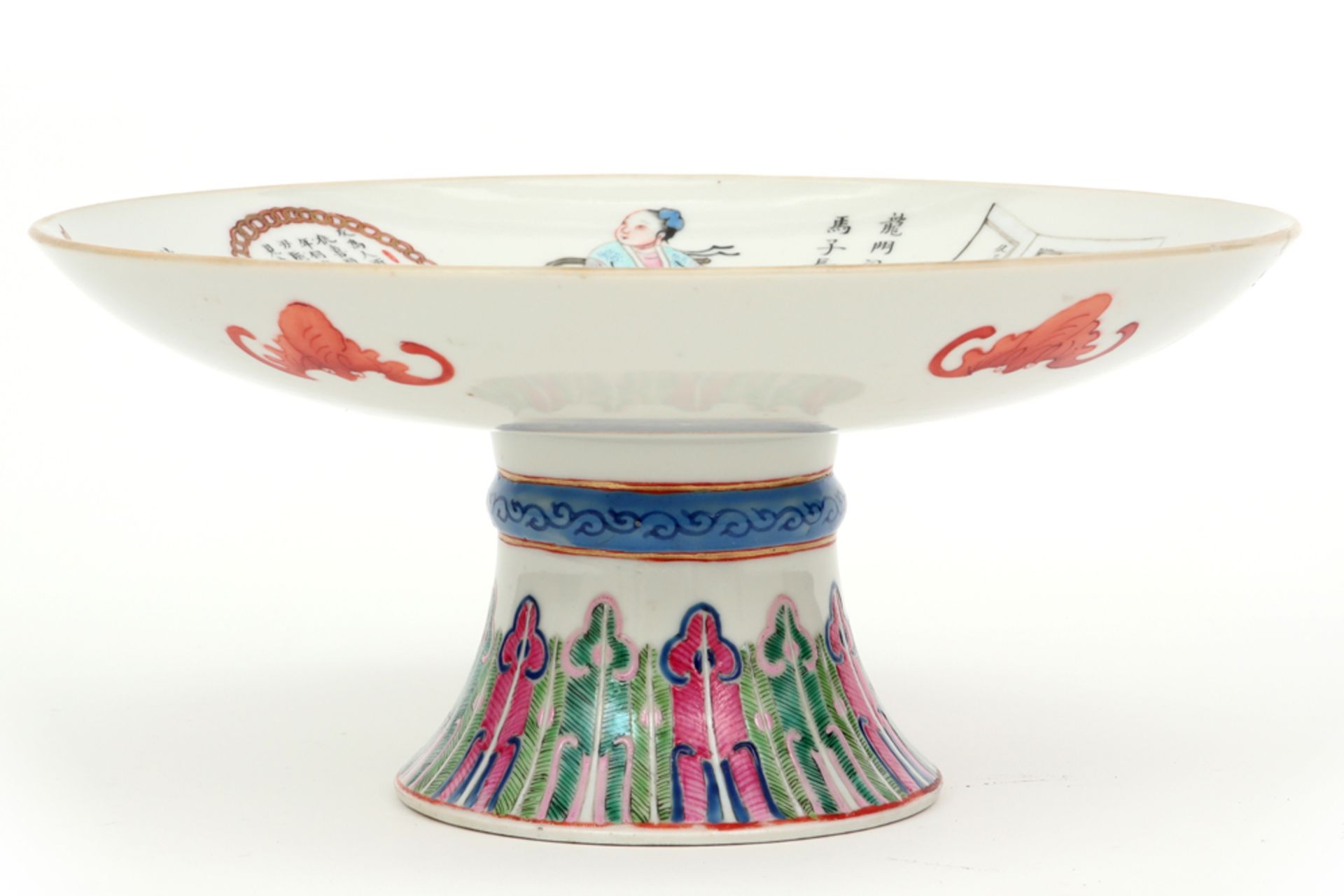 19th Cent. Chinese tazza in porcelain with a polychrome Wu Shuang Pu decor with figures and