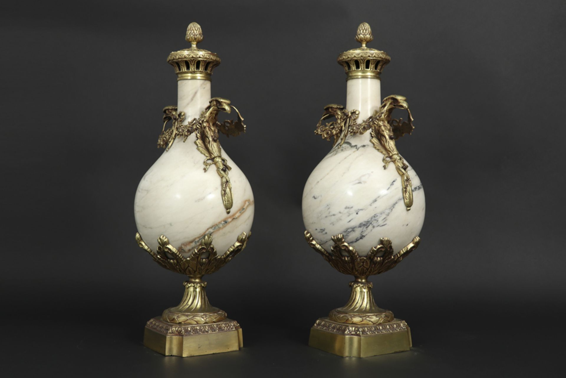 pair of 'antique' neoclassical lidded vases in porcelain and gilded bronze || Paar 'antieke' - Bild 2 aus 3