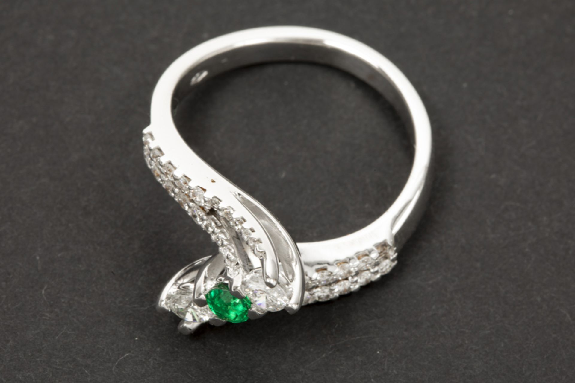 ring in white gold (18 carat) with a ca 0,15 carat Colombian emerald and ca 0,45 carat brilliant cut - Bild 2 aus 2