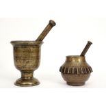 two antique brass mortars with their pestle || Lot van twee antieke vijzels met stamper -