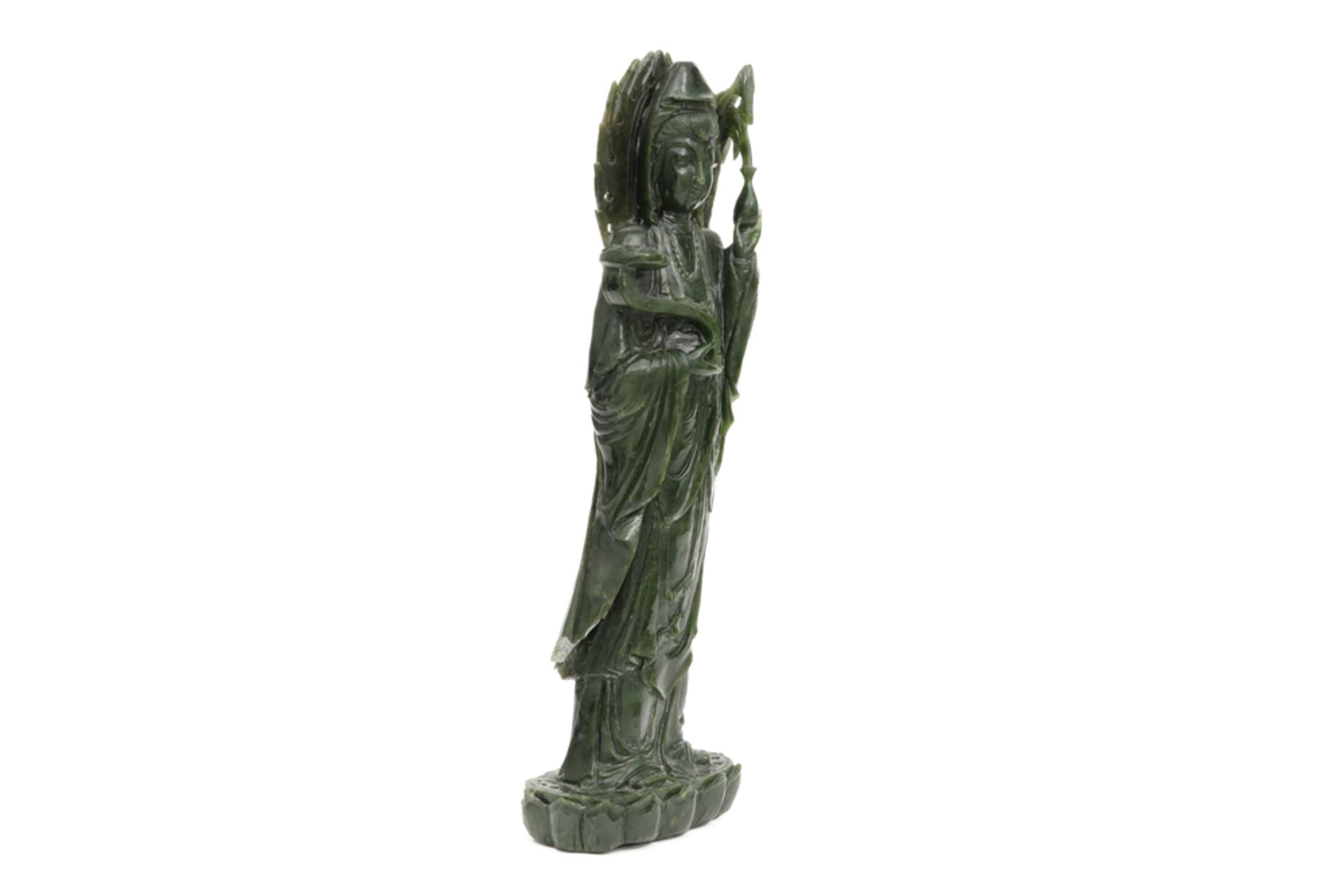 Chinese green stone "Quan Yin" sculpture || Chinese sculptuur in een groen gesteente : "Quan - Image 2 of 4