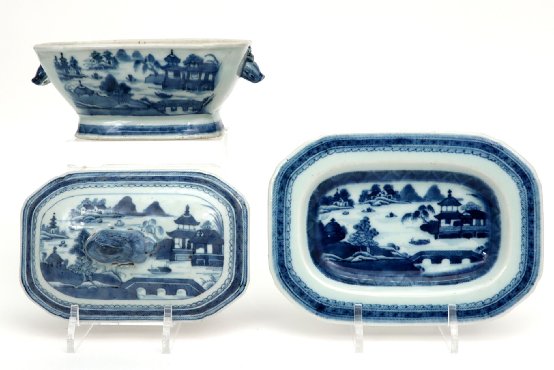small 18th Cent. Chinese tureen with its lid and dish in porcelain with a blue-white landscape decor - Image 2 of 4