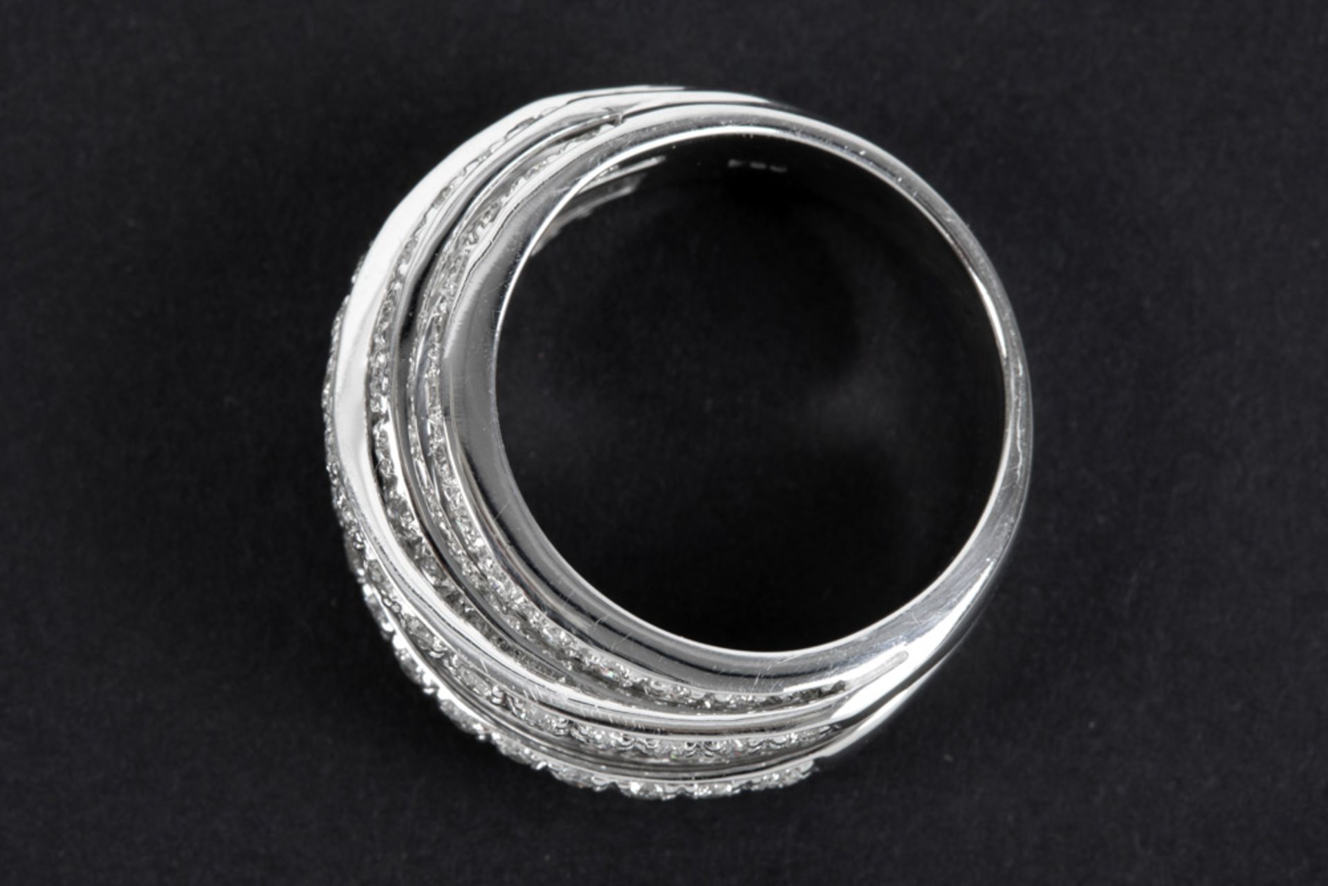 ring in white gold (18 carat) with ca 2,50 carat of brilliant cut diamonds || Moderne ring met zeven - Bild 2 aus 2