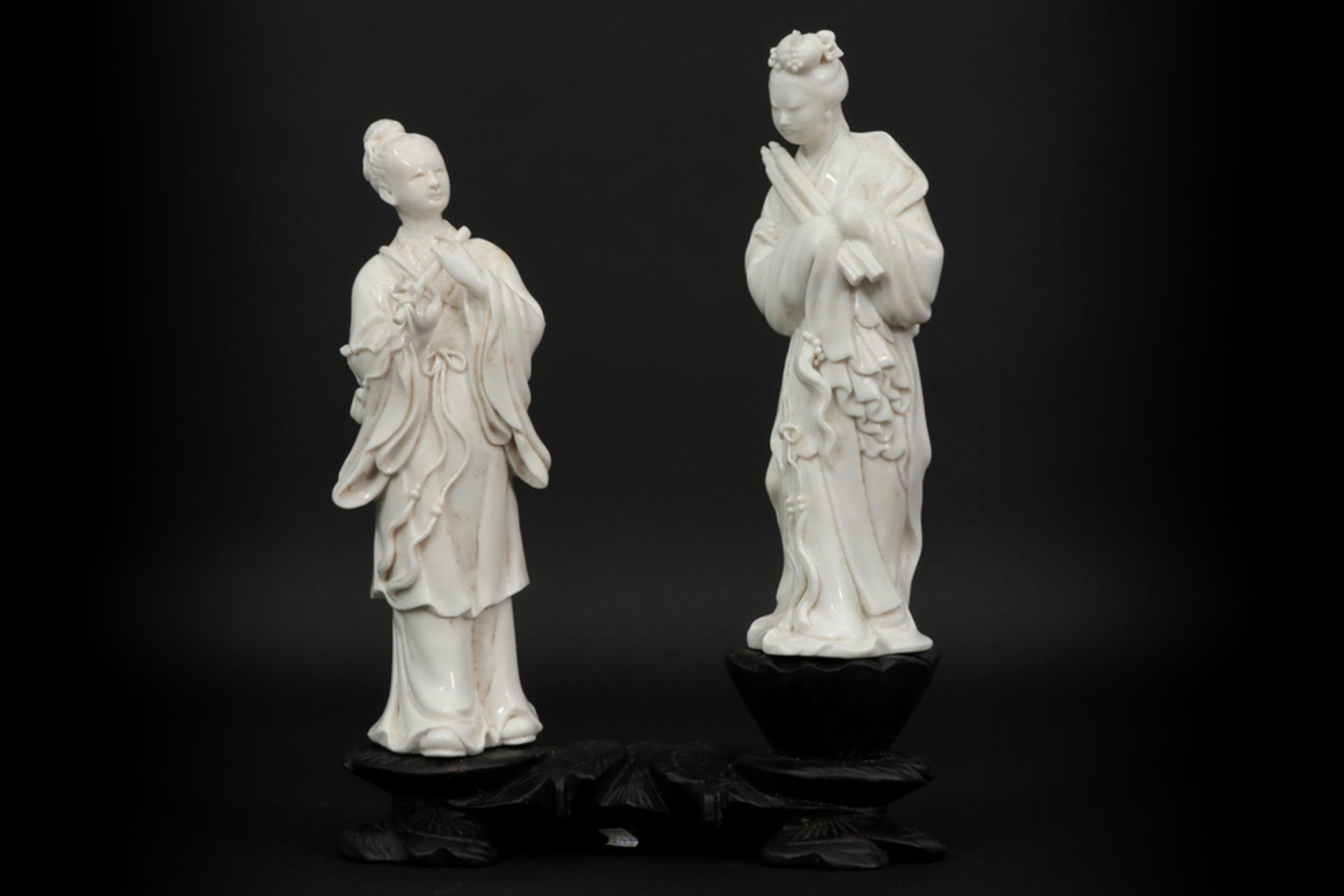 three Chinese Cultural Revolution period groups of figures in "blanc de Chine" - porcelain || Drie - Image 2 of 7