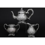 3pc Regency style teaset in marked silver || Driedelig theestel met Regency-vorm en -ornamentiek