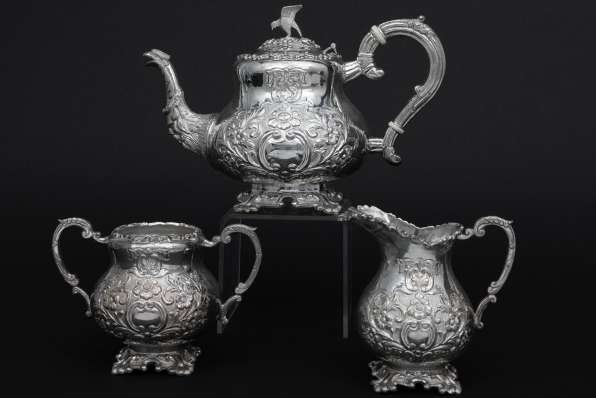 3pc Regency style teaset in marked silver || Driedelig theestel met Regency-vorm en -ornamentiek