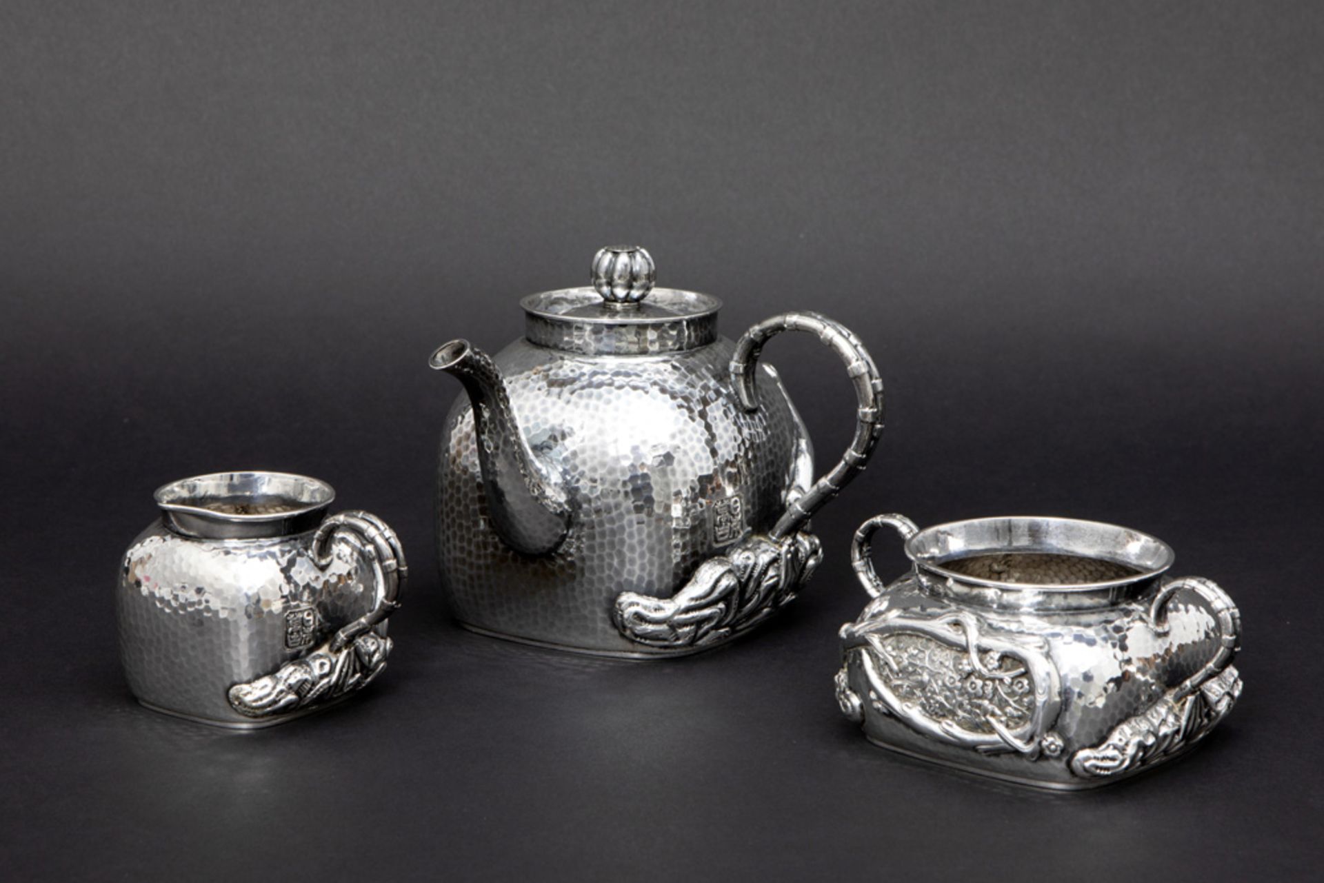 Chinese 3pc teaset in marked silver || Driedelig Chinees theestel in gemerkt massief zilver met