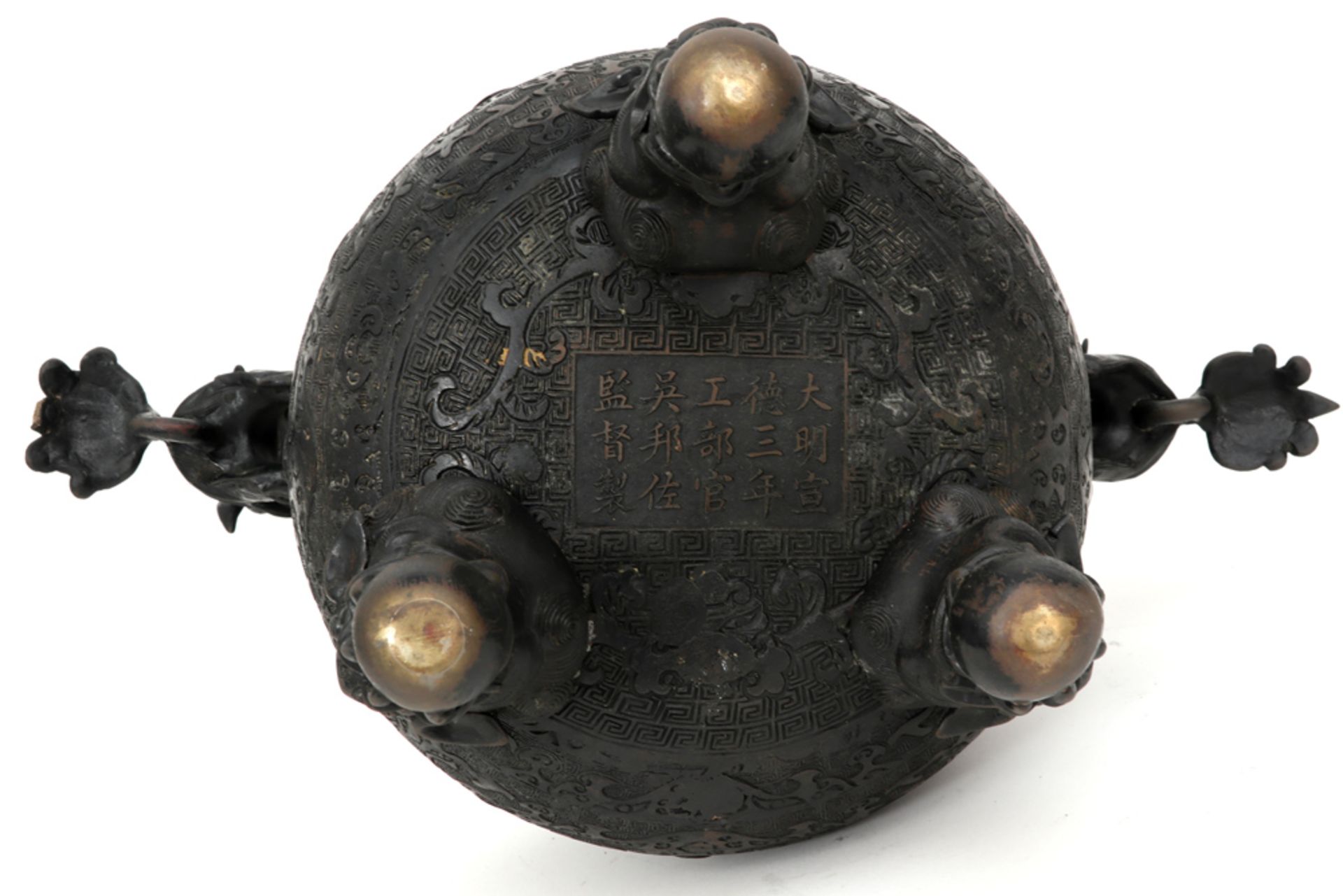 antique Chinese bronze incense burner with its lid with a temple lion || Antieke Chinese brûle- - Image 5 of 6