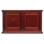 small 19th Cent. mahogany wall cabinet || Negentiende eeuws Engels hang-/apotheekkastje in acajou