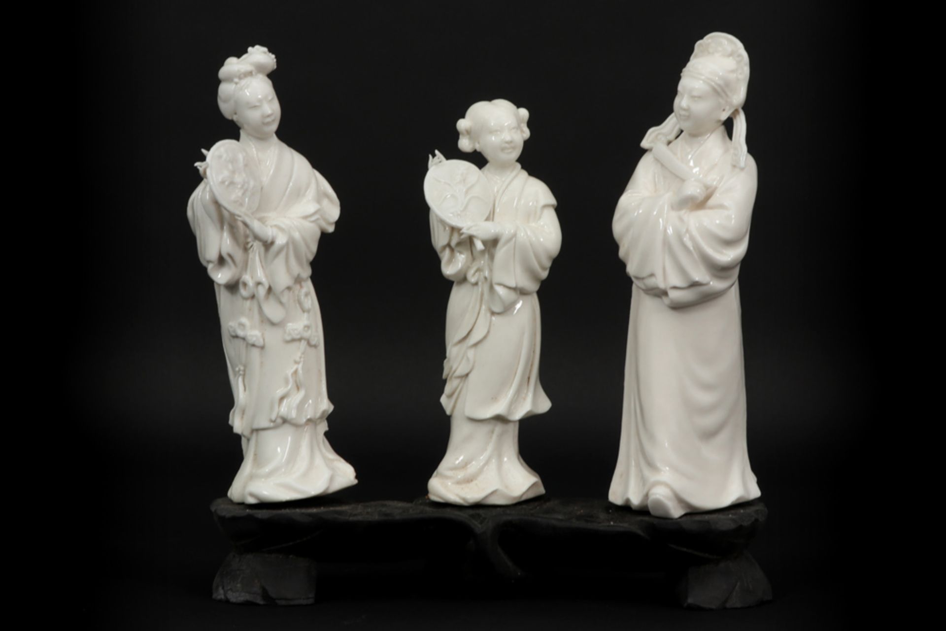 three Chinese Cultural Revolution period groups of figures in "blanc de Chine" - porcelain || Drie - Image 4 of 7