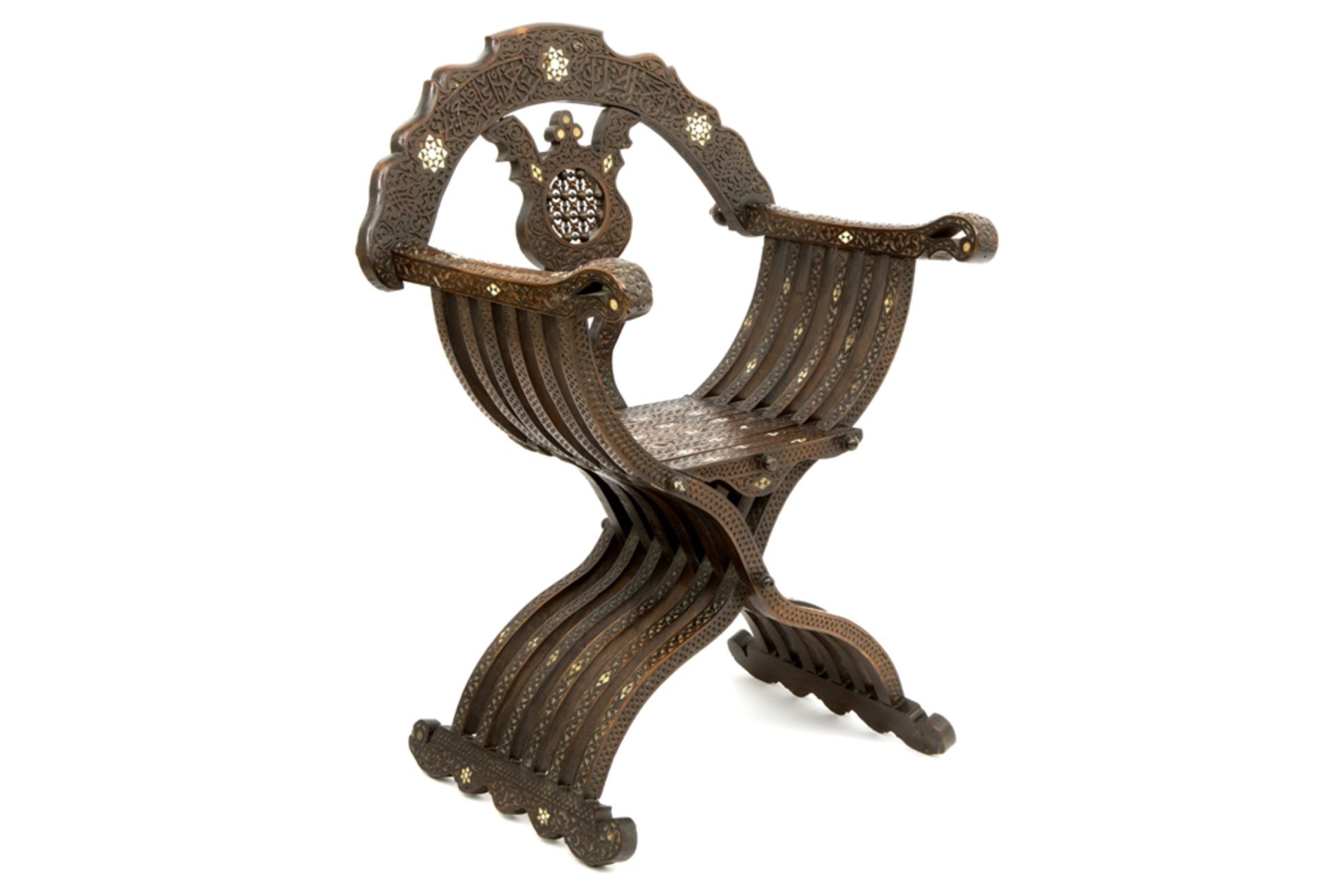antique Syrian armchair in finely sculpted wood inlaid with mother of pearl || Antieke Syrische - Image 2 of 5