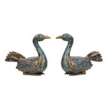 pair of Chinese late Qing period cloisonné birds || Paar Chinese sierobjecten in cloisonné van ca