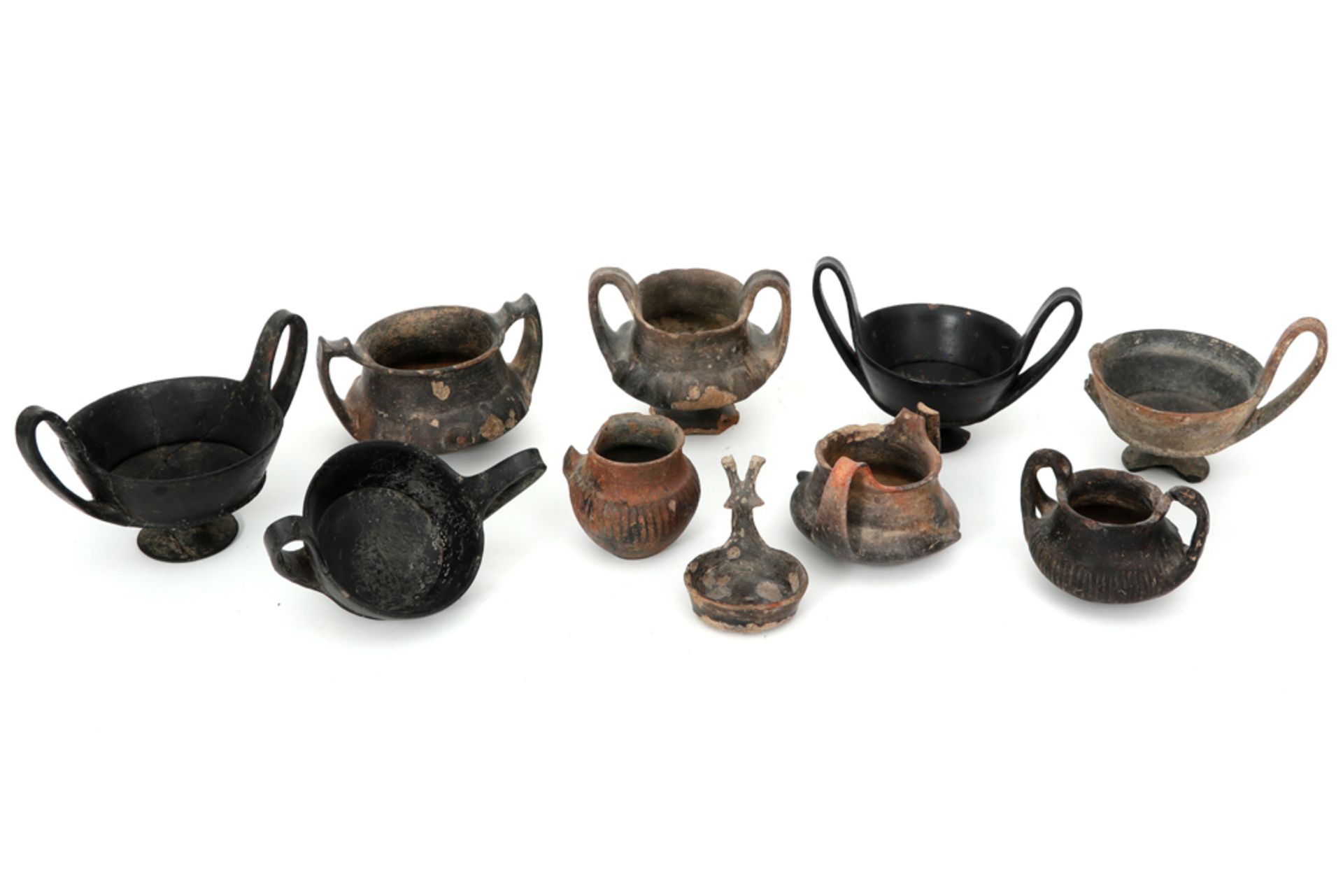 collection of ten antique Etruscan earthenware recipients || Collectie van tien antieke