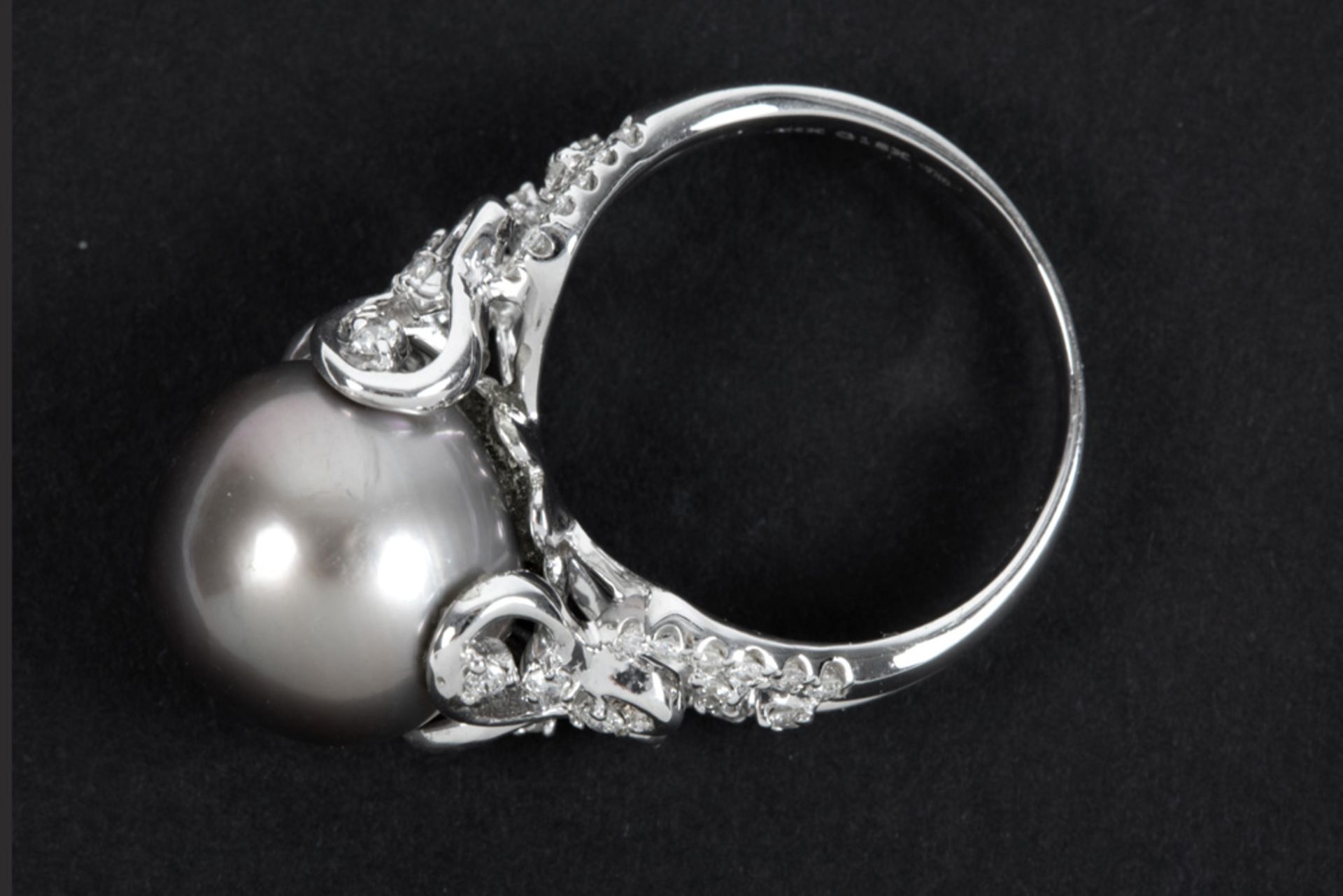 nicely made ring in white gold (18 carat) with a grey pearl and ca 0,40 carat of high quality - Bild 2 aus 2