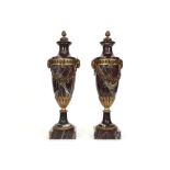 pair of antique neoclassical covered urns in reddish marble and gilded bronze || Paar antieke