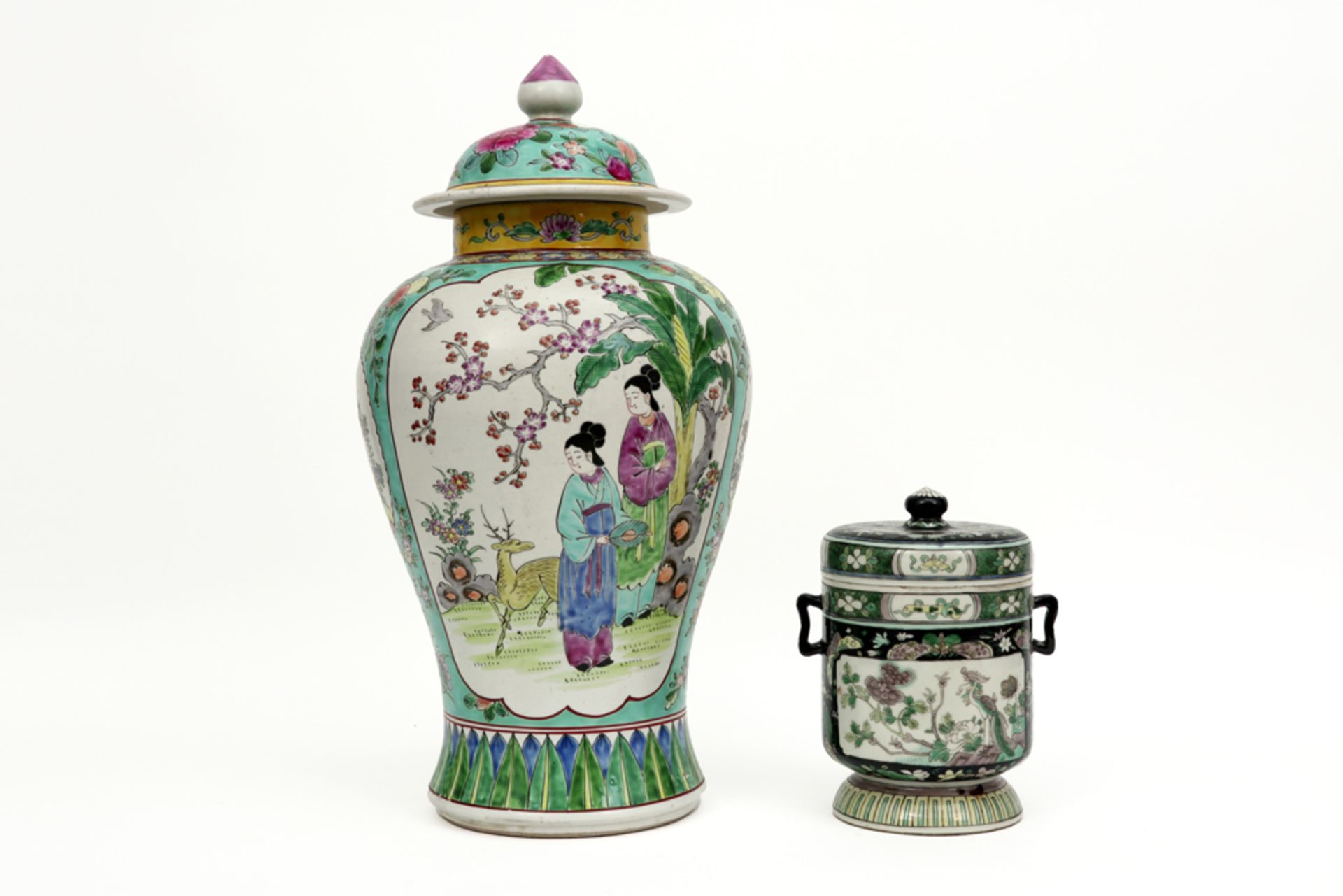 two Chinese vases (one lidded) in porcelain with a polychrome decor || Lot (2) van een Chinese - Image 2 of 5
